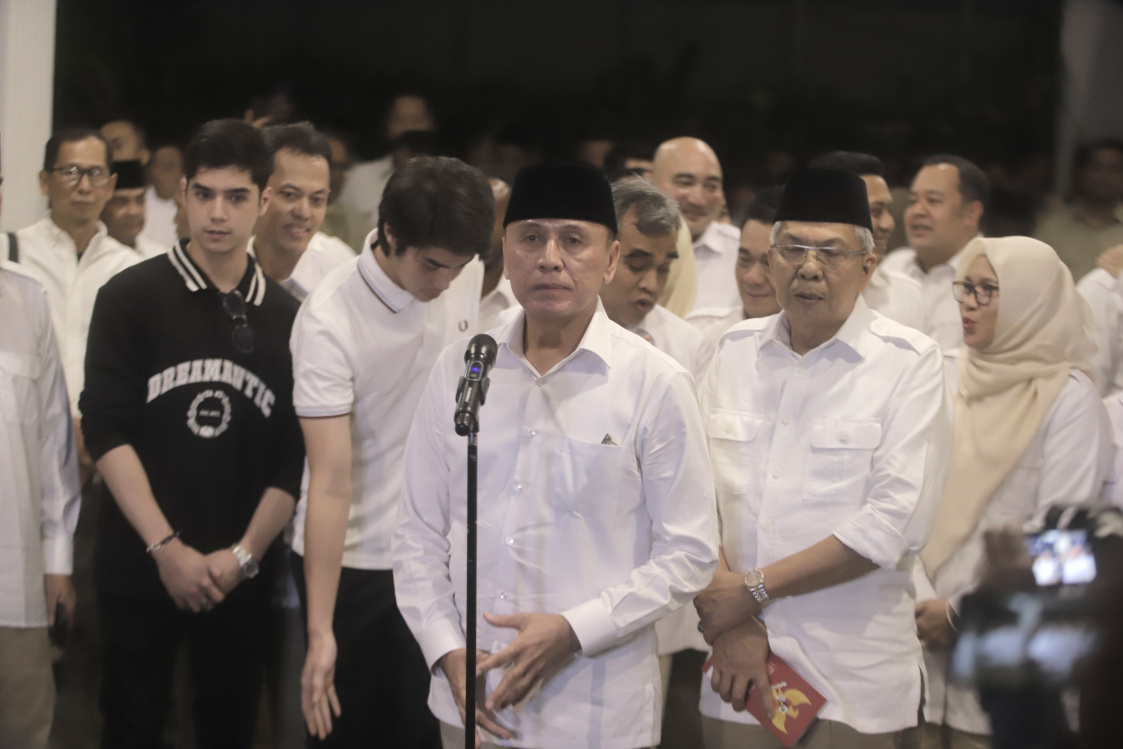 Ketua Umum Gerindra Prabowo Subianto menyambut hangat Mochamad Iriawan atau akrab disapa Iwan Bule resmi bergabung ke Partai Gerindra (Ashar/SinPo.id)