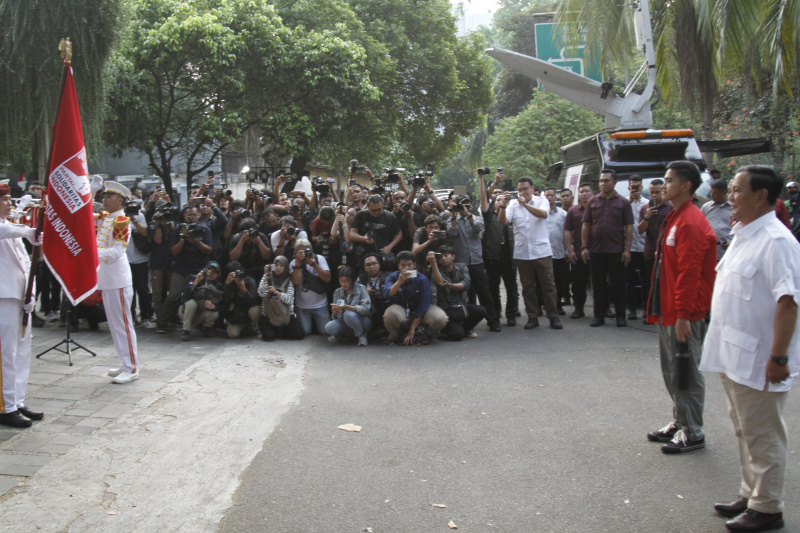 Prabowo sambut hangat Ketua Umum PSI Kaesang Pangarep dengan Marching Band di Kertanegara (Ashar/SinPo.id)