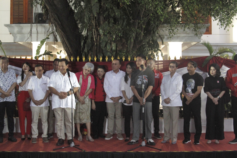 Prabowo sambut hangat Ketua Umum PSI Kaesang Pangarep dengan Marching Band di Kertanegara (Ashar/SinPo.id)