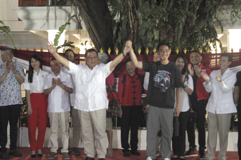 Prabowo sambut hangat Ketua Umum PSI Kaesang Pangarep dengan Marching Band di Kertanegara (Ashar/SinPo.id)