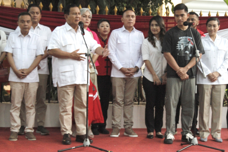 Prabowo sambut hangat Ketua Umum PSI Kaesang Pangarep dengan Marching Band di Kertanegara (Ashar/SinPo.id)