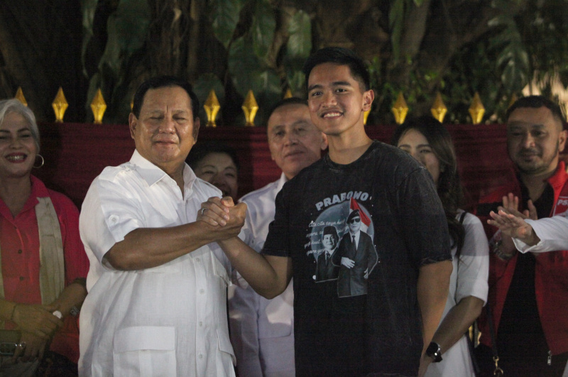 Prabowo sambut hangat Ketua Umum PSI Kaesang Pangarep dengan Marching Band di Kertanegara (Ashar/SinPo.id)