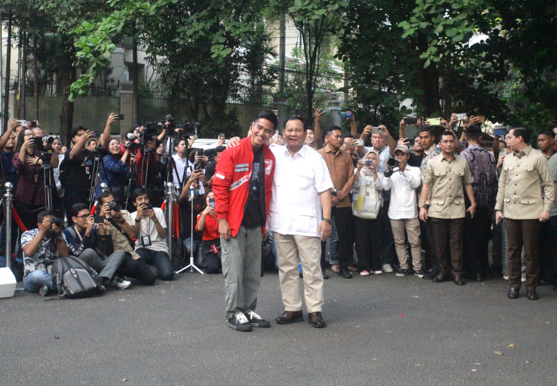 Prabowo sambut hangat Ketua Umum PSI Kaesang Pangarep dengan Marching Band di Kertanegara (Ashar/SinPo.id)