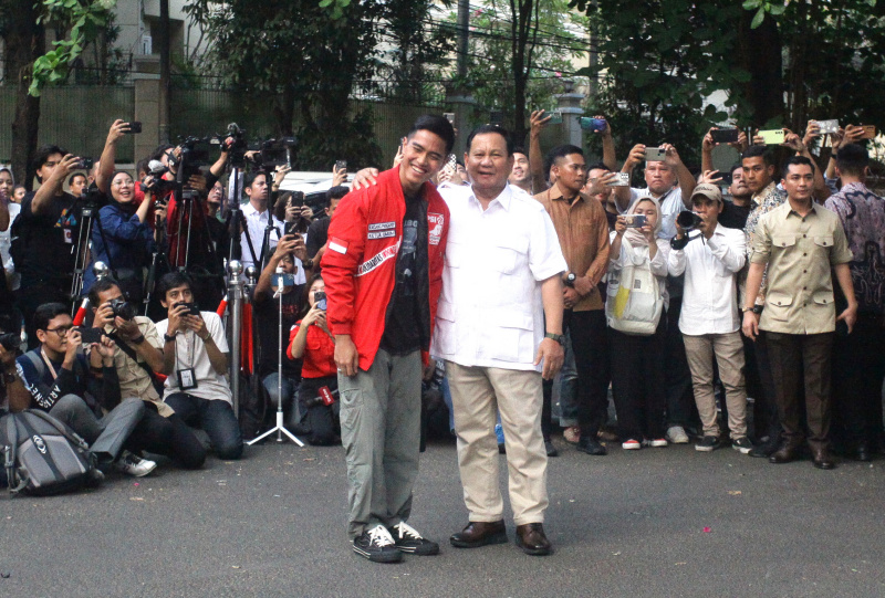 Prabowo sambut hangat Ketua Umum PSI Kaesang Pangarep dengan Marching Band di Kertanegara (Ashar/SinPo.id)