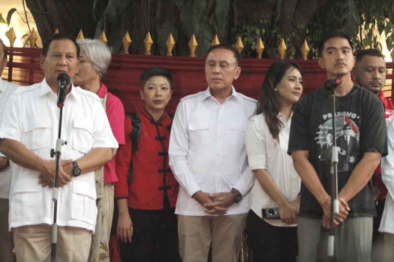 Prabowo sambut hangat Ketua Umum PSI Kaesang Pangarep dengan Marching Band di Kertanegara (Ashar/SinPo.id)