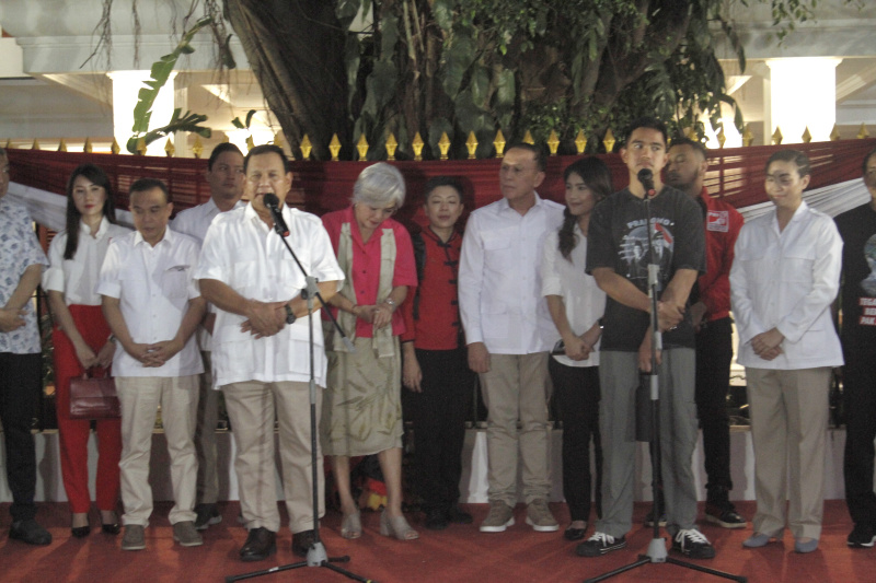 Prabowo sambut hangat Ketua Umum PSI Kaesang Pangarep dengan Marching Band di Kertanegara (Ashar/SinPo.id)