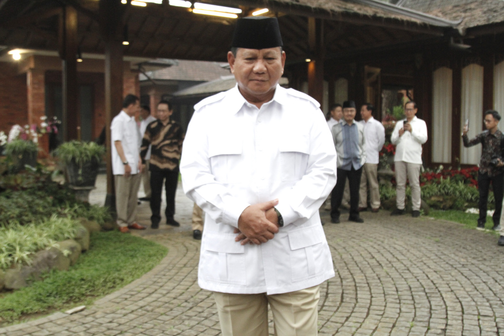 Ketua Umum Partai Gerindra Prabowo Subianto menyambut hangat kunjungan Wantimpres Wiranto di kediaman Hambalang silahturahmi serta membahas perkembangan politik terkini (Ashar/SinPo.id)