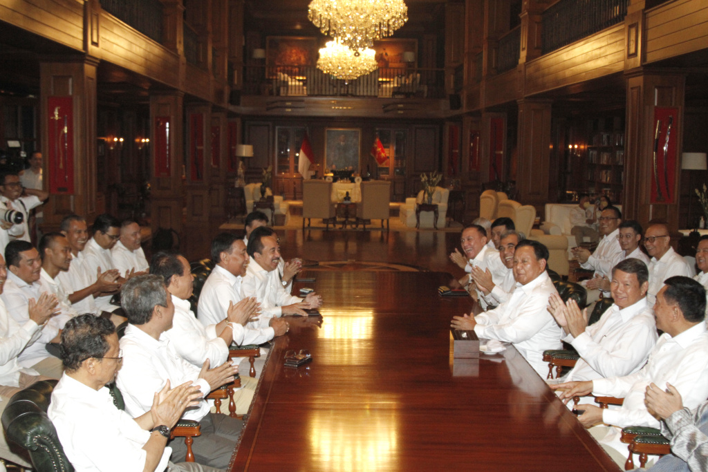 Ketua Umum Partai Gerindra Prabowo Subianto menyambut hangat kunjungan Wantimpres Wiranto di kediaman Hambalang silahturahmi serta membahas perkembangan politik terkini (Ashar/SinPo.id)