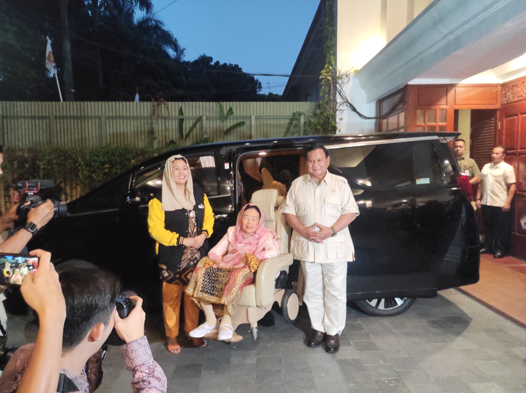 Prabowo sambut hangat kedatangan Yenny Wahid di Kediaman Kertanegara (Ashar/SinPo.id)