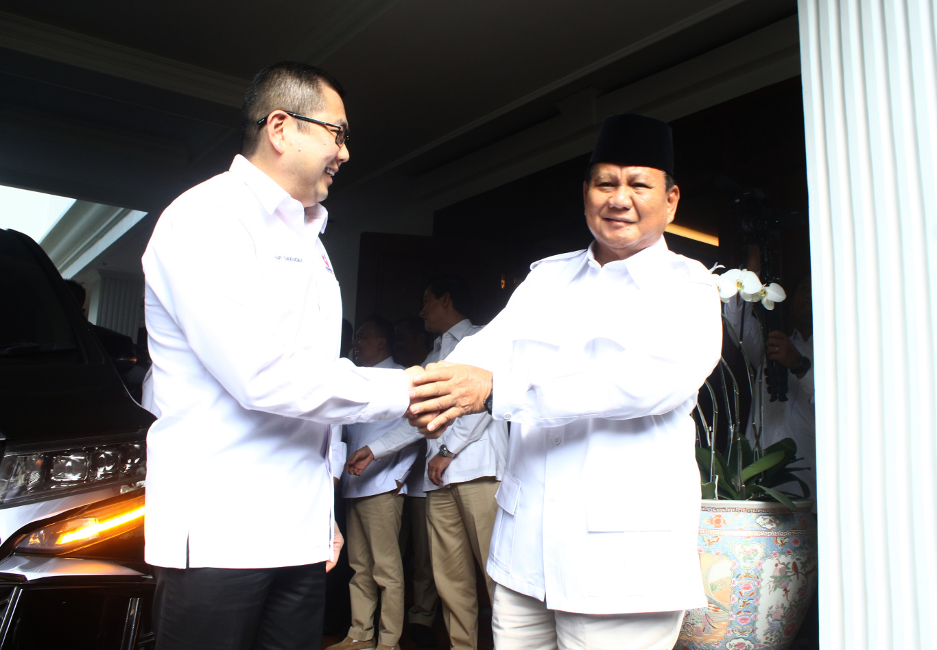 Ketua Umum Partai Gerindra Prabowo Subianto menyambut hangat kunjungan Ketua Umum Perindo Harry Tanoe di kediaman Kertanegara bahas kerja sama politik (Ashar/SinPo.id)