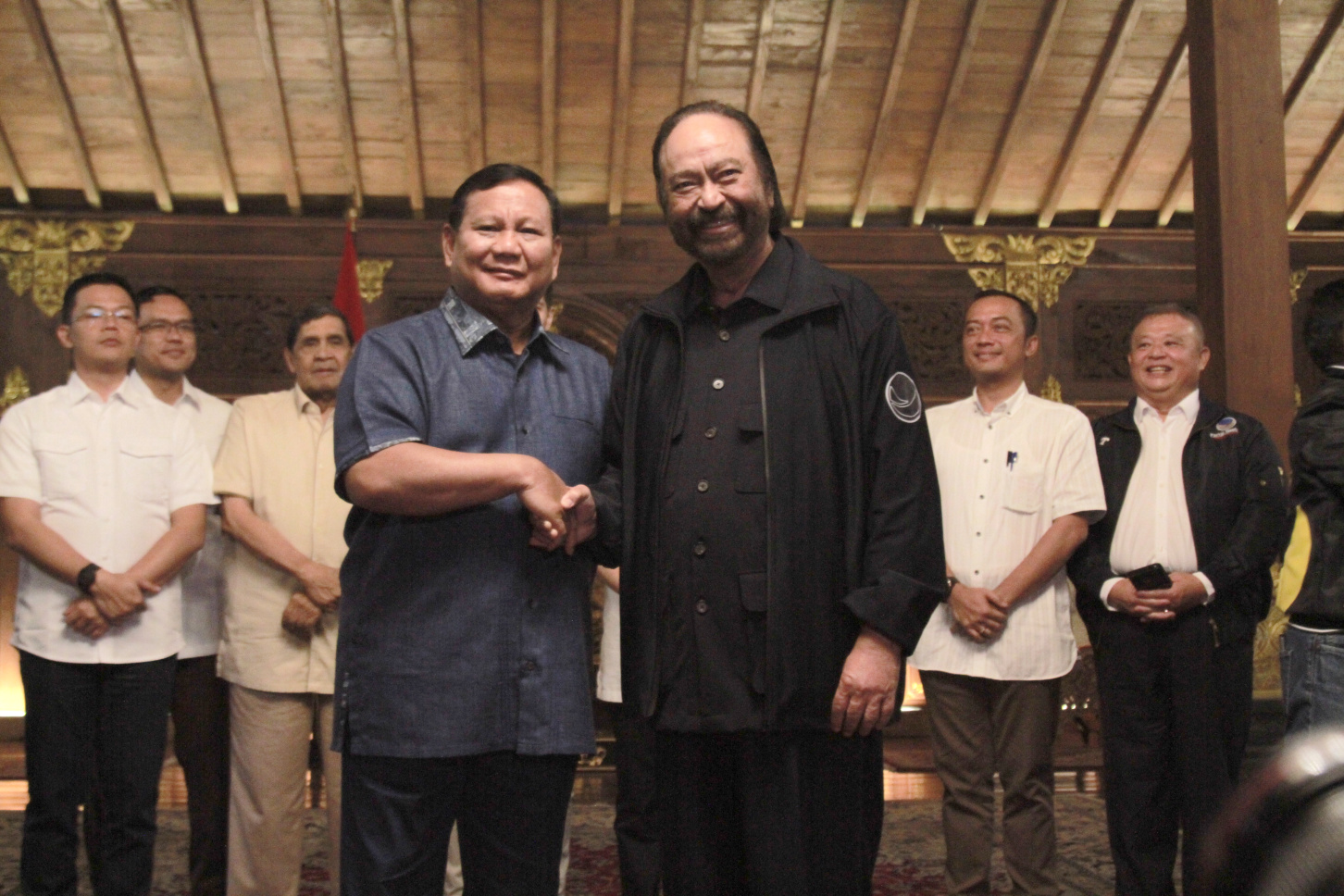 Ketua Umum Partai Gerindra Prabowo Subianto menyambut hangat kedatangan Ketua Umum NasDem Surya Paloh di Hambalang (Ashar/SinPo.id)