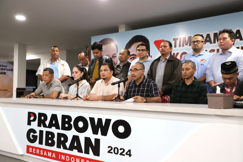 Ketua Relawan Prabowo-Gibran Haris Rusli Moti membatalkan aksi damai 100 ribu pendukung atas arahan dari Pak Prabowo menghormati proses di MK (Ashar/SinPo.id)