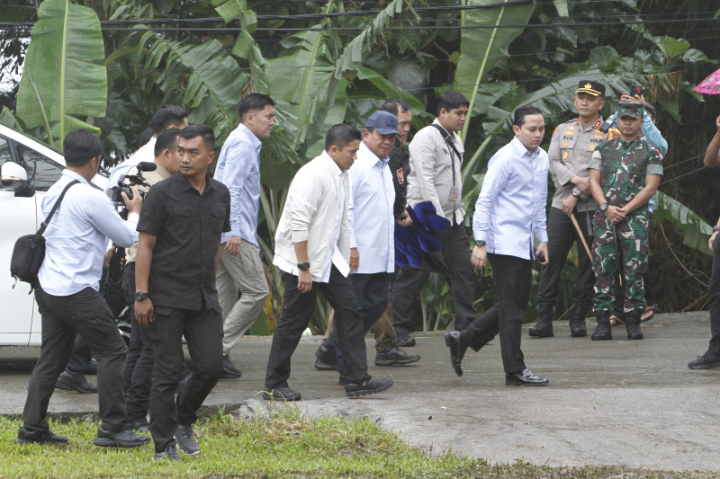 Calon Presiden (Capres) nomor urut 02 Prabowo Subianto menggunakan hak pilihnya pada pada pemilu 2024 (Ashar/SinPo.id)