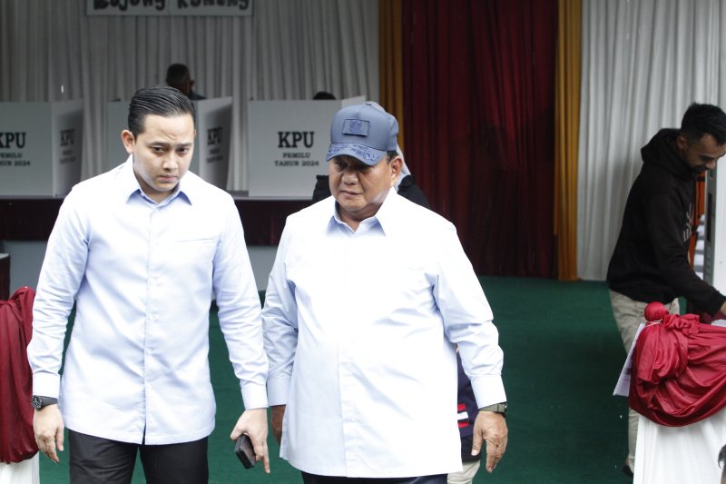 Calon Presiden (Capres) nomor urut 02 Prabowo Subianto menggunakan hak pilihnya pada pada pemilu 2024 (Ashar/SinPo.id)