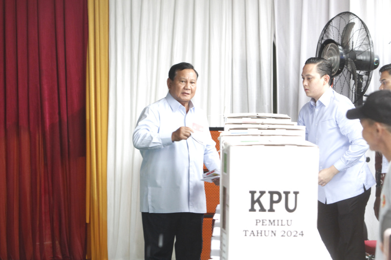 Calon Presiden (Capres) nomor urut 02 Prabowo Subianto menggunakan hak pilihnya pada pada pemilu 2024 (Ashar/SinPo.id)