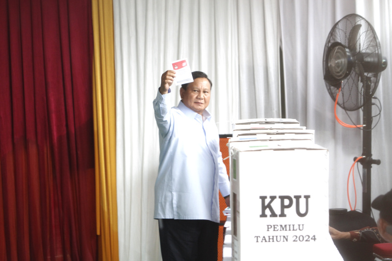 Calon Presiden (Capres) nomor urut 02 Prabowo Subianto menggunakan hak pilihnya pada pada pemilu 2024 (Ashar/SinPo.id)