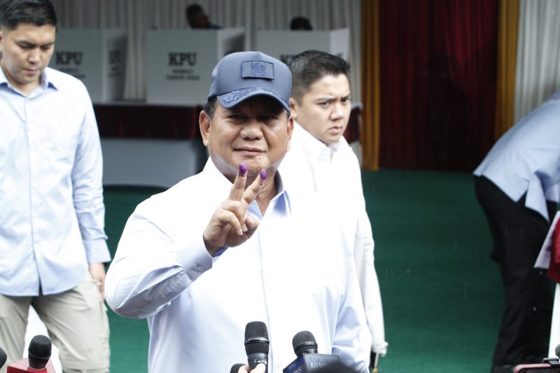 Calon Presiden (Capres) nomor urut 02 Prabowo Subianto menggunakan hak pilihnya pada pada pemilu 2024 (Ashar/SinPo.id)