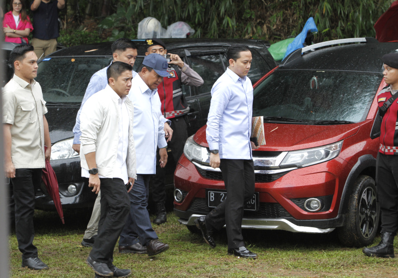 Calon Presiden (Capres) nomor urut 02 Prabowo Subianto menggunakan hak pilihnya pada pada pemilu 2024 (Ashar/SinPo.id)