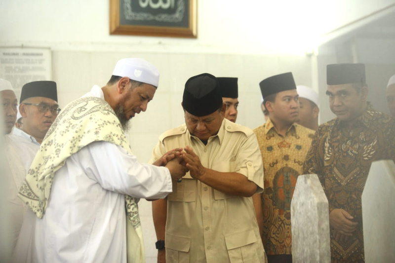 Prabowo Subianto silahturahmi ke Makam Habib Ali bin Abdurahman Al-Habsyi Kwitang (Ashar/SinPo.id)