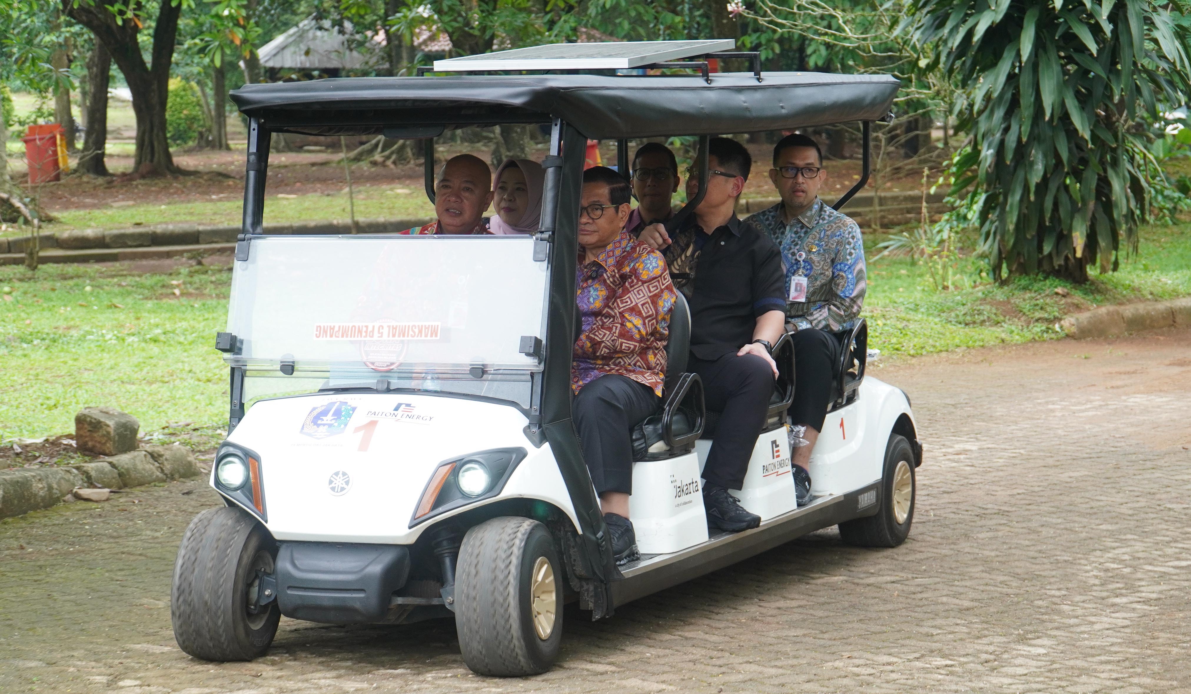 Gubernur DKI Jakarta, Pramono Anung, tinjau Taman Margasatwa Ragunan. (Agus Priatna/SinPo.id)