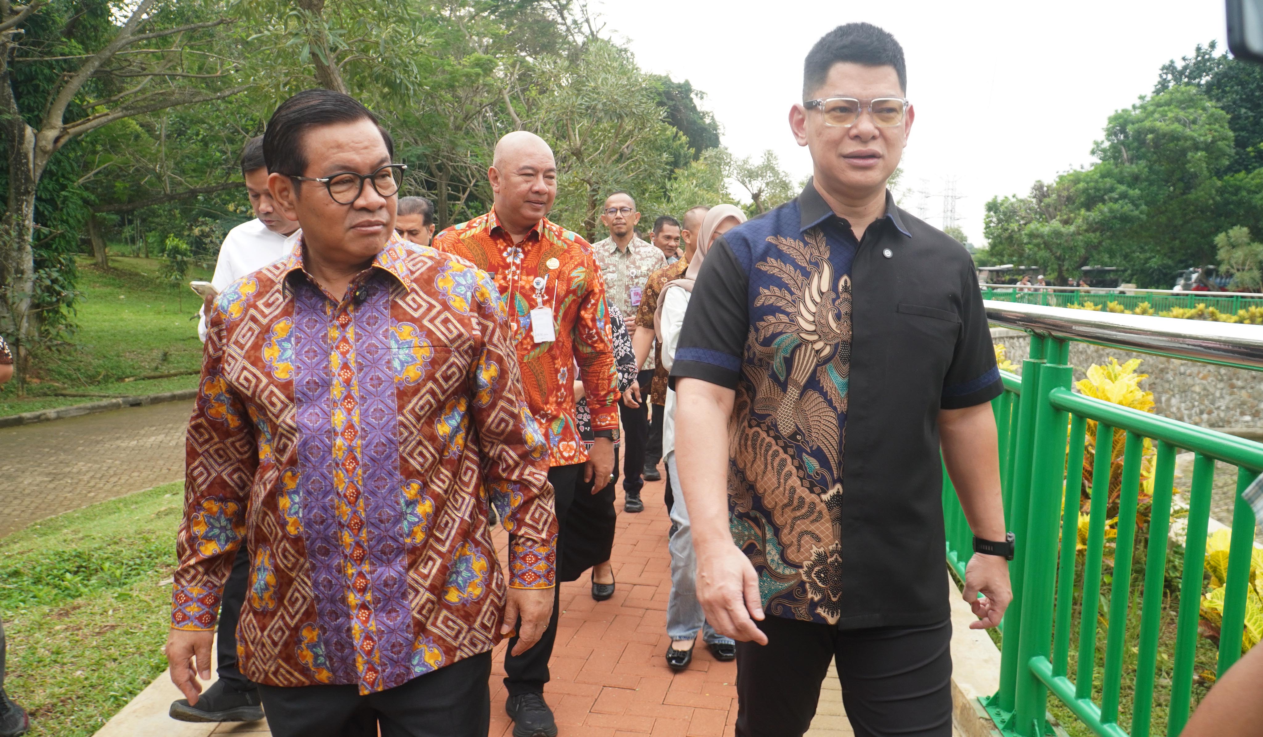 Gubernur DKI Jakarta, Pramono Anung, tinjau Taman Margasatwa Ragunan. (Agus Priatna/SinPo.id)