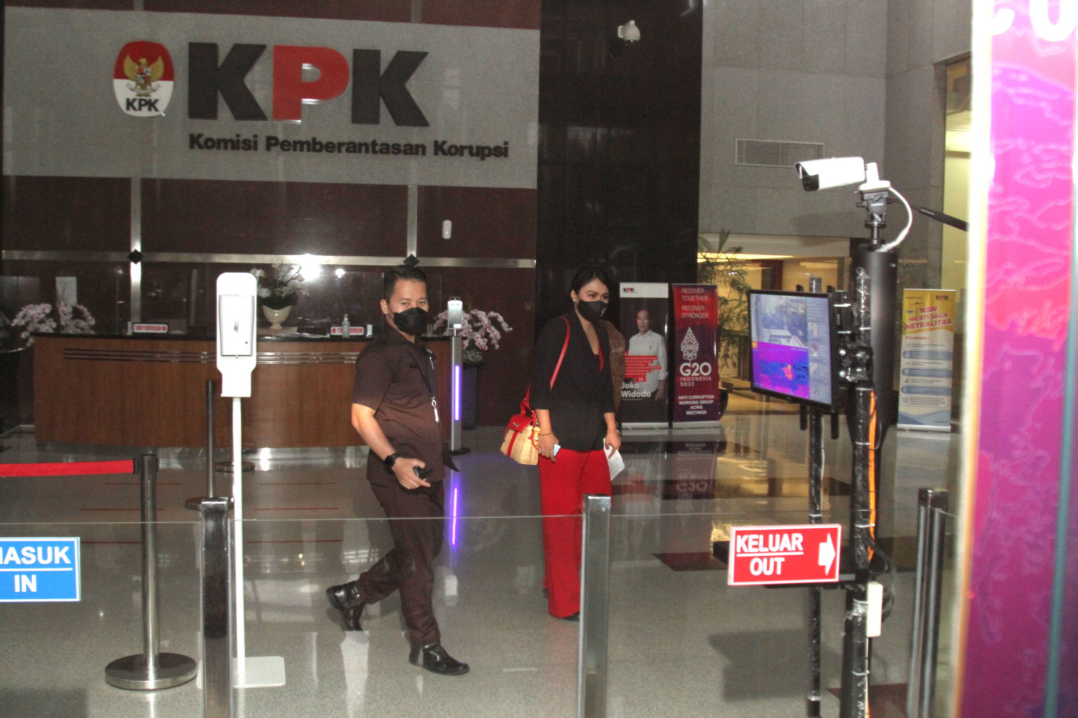 Presenter televisi swasta Brigita Manohara setelah diperiksa oleh penyidik KPK (Ashar/SinPo.id)