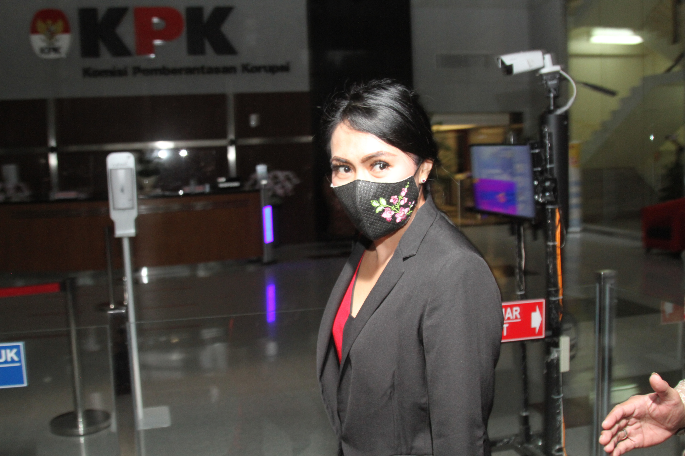 Presenter televisi swasta Brigita Manohara setelah diperiksa oleh penyidik KPK (Ashar/SinPo.id)