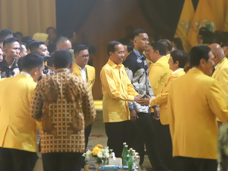 Presiden Jokowi dan Presiden terpilih Prabowo Subianto hadiri penutupan Munas Golkar XI di JCC (Ashar/SinPo.id)