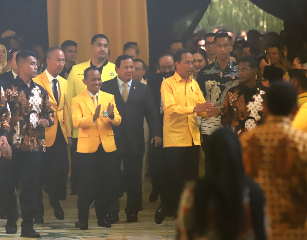 Presiden Jokowi dan Presiden terpilih Prabowo Subianto hadiri penutupan Munas Golkar XI di JCC (Ashar/SinPo.id)