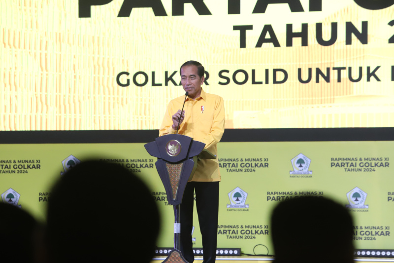 Presiden Jokowi dan Presiden terpilih Prabowo Subianto hadiri penutupan Munas Golkar XI di JCC (Ashar/SinPo.id)