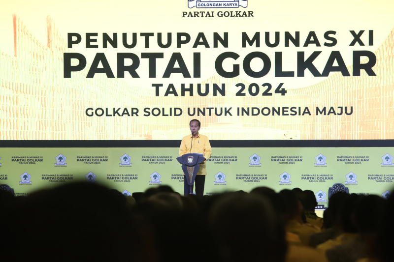 Presiden Jokowi dan Presiden terpilih Prabowo Subianto hadiri penutupan Munas Golkar XI di JCC (Ashar/SinPo.id)