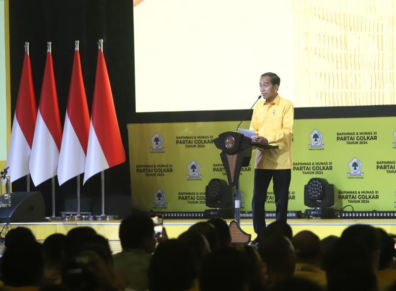 Presiden Jokowi dan Presiden terpilih Prabowo Subianto hadiri penutupan Munas Golkar XI di JCC (Ashar/SinPo.id)