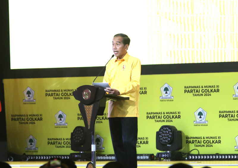 Presiden Jokowi dan Presiden terpilih Prabowo Subianto hadiri penutupan Munas Golkar XI di JCC (Ashar/SinPo.id)