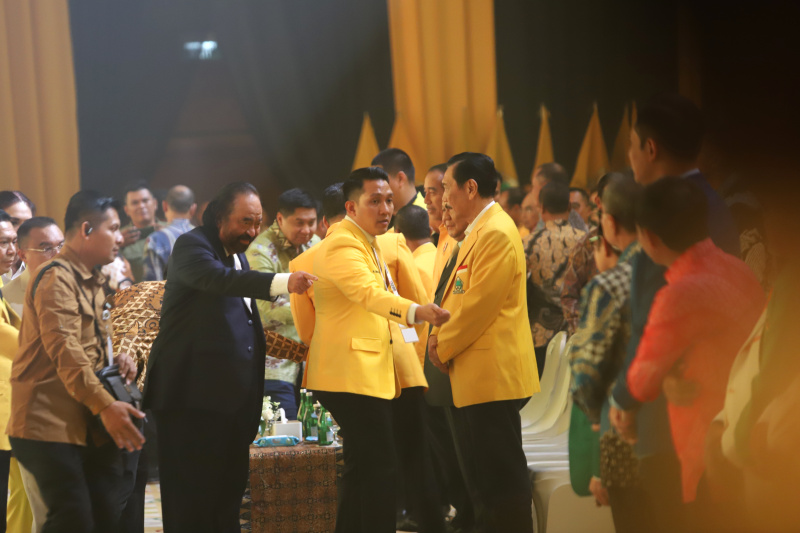 Presiden Jokowi dan Presiden terpilih Prabowo Subianto hadiri penutupan Munas Golkar XI di JCC (Ashar/SinPo.id)