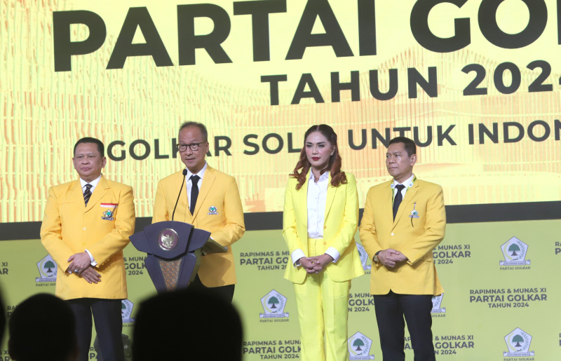 Presiden Jokowi dan Presiden terpilih Prabowo Subianto hadiri penutupan Munas Golkar XI di JCC (Ashar/SinPo.id)