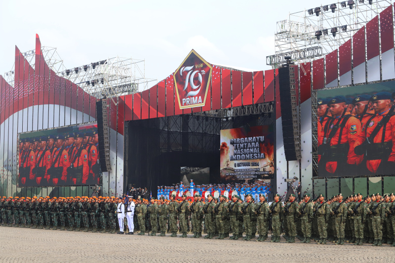 Presiden Jokowi hadiri perayaan puncak HUT ke-79 TNI di Monas (Ashar/SinPo.id)