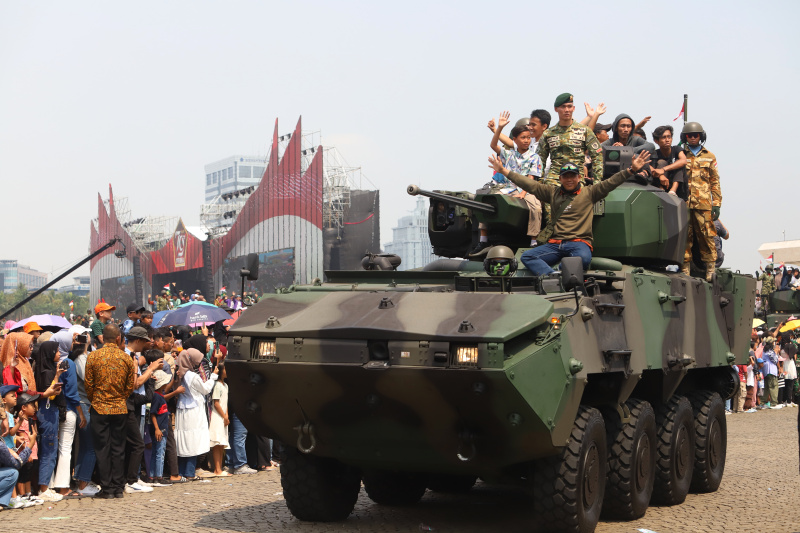 Presiden Jokowi hadiri perayaan puncak HUT ke-79 TNI di Monas (Ashar/SinPo.id)