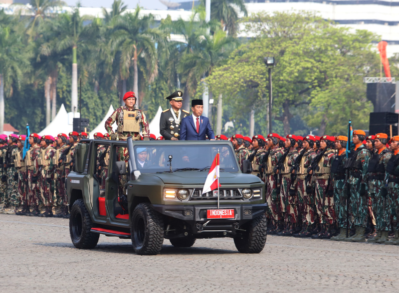 Presiden Jokowi hadiri perayaan puncak HUT ke-79 TNI di Monas (Ashar/SinPo.id)