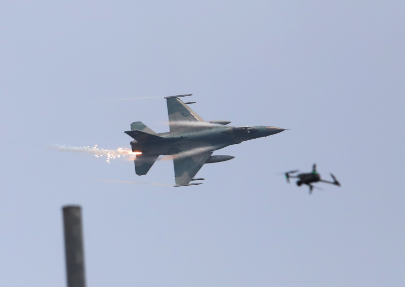 Presiden Jokowi hadiri perayaan puncak HUT ke-79 TNI di Monas (Ashar/SinPo.id)