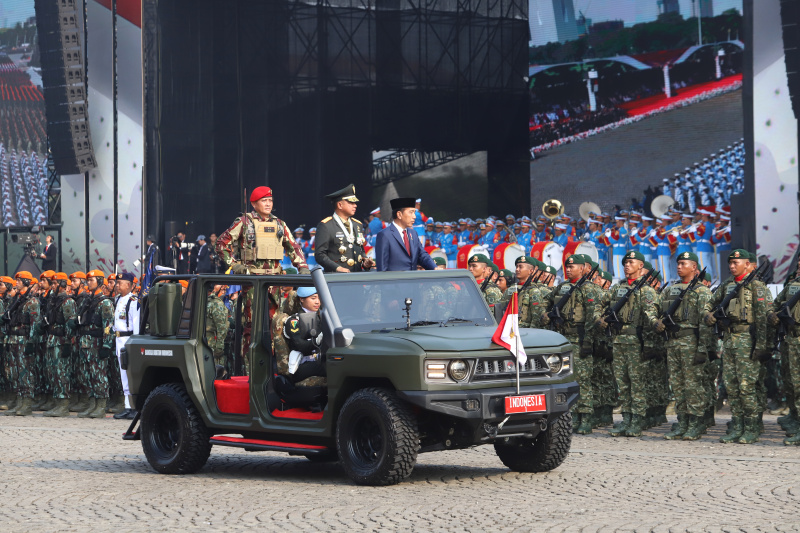 Presiden Jokowi hadiri perayaan puncak HUT ke-79 TNI di Monas (Ashar/SinPo.id)