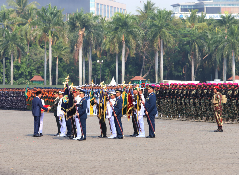 Presiden Jokowi hadiri perayaan puncak HUT ke-79 TNI di Monas (Ashar/SinPo.id)