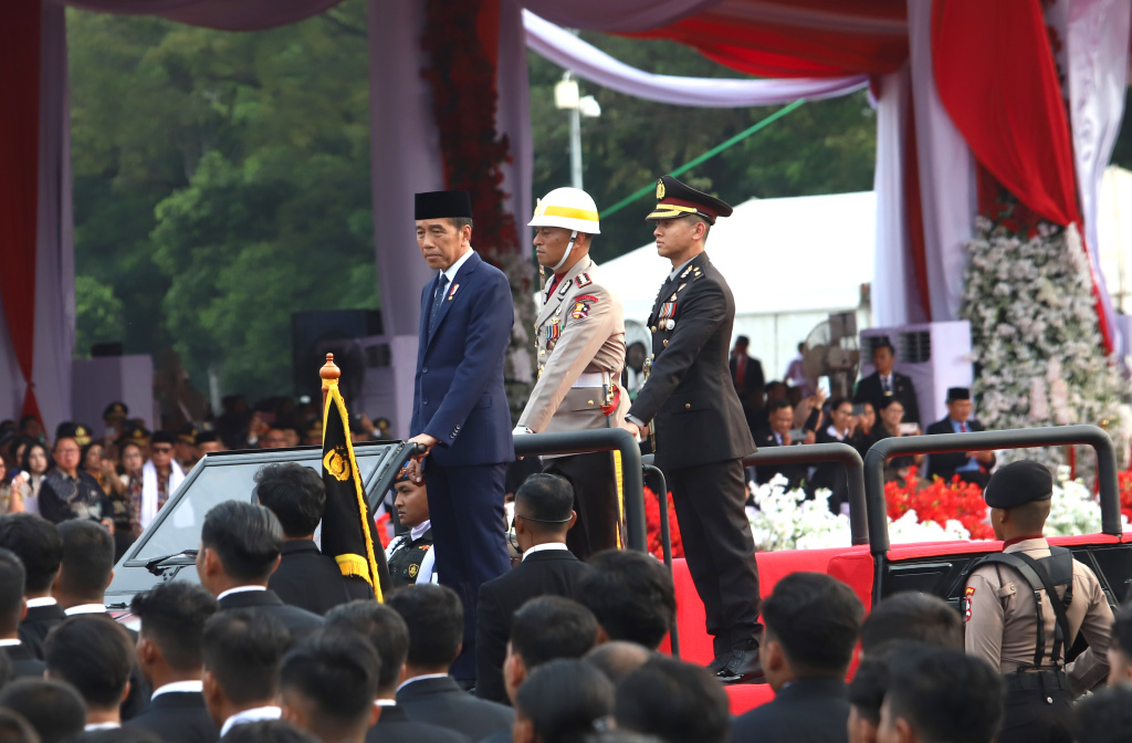 Presiden RI Jokowi menghadiri upacara HUT Bhayangkara ke-78 di Monas (Ashar/SinPo.id)