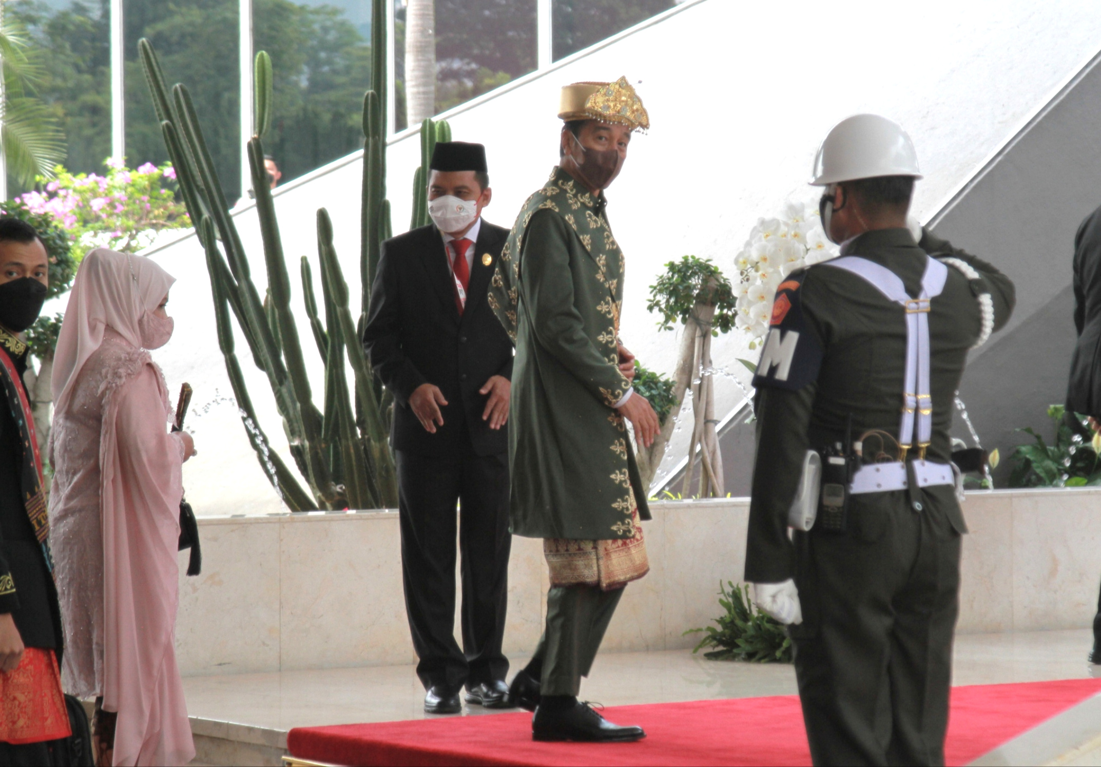 Presiden Jokowi pakai baju Adat Bangka Belitung saat hadiri Pidato Kenegaraan di DPR RI (Ashar/SinPo.id)