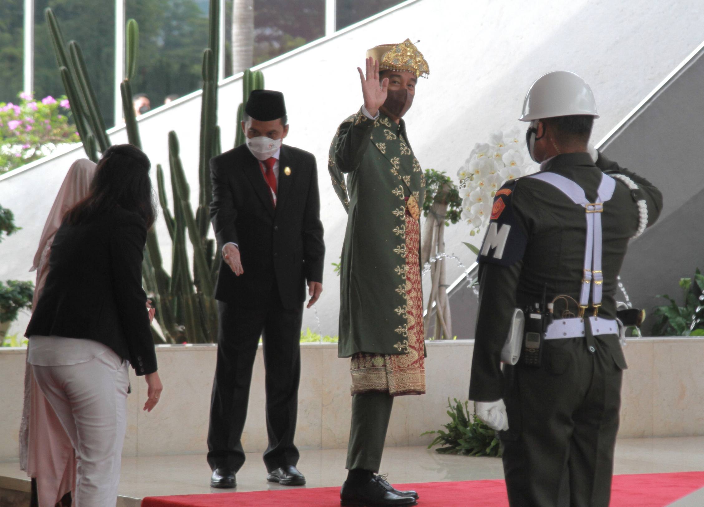 Presiden Jokowi pakai baju Adat Bangka Belitung saat hadiri Pidato Kenegaraan di DPR RI (Ashar/SinPo.id)