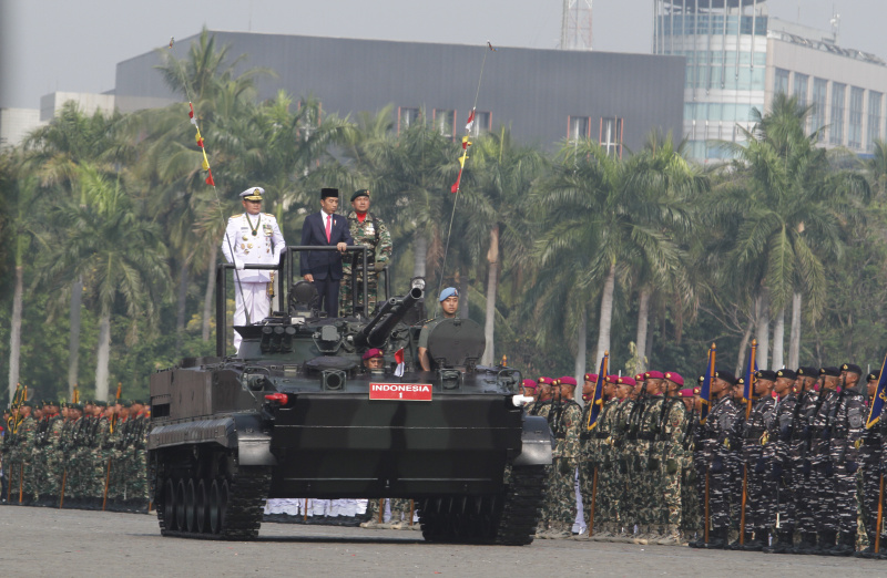 Presiden Jokowi hadiri HUT TNI ke-78 dan menjadi Inspektur Upacara didampingi Panglima TNI Laksamana Yudo Margono (Ashar/SinPo.id)