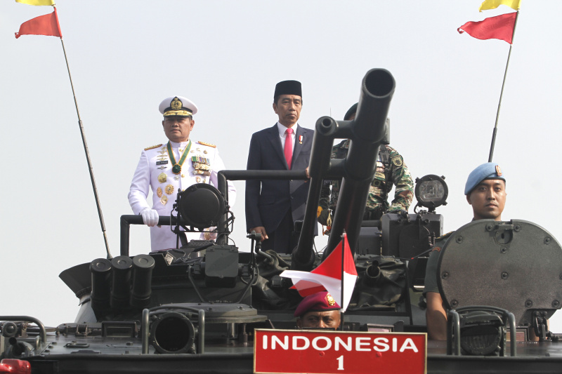 Presiden Jokowi hadiri HUT TNI ke-78 dan menjadi Inspektur Upacara didampingi Panglima TNI Laksamana Yudo Margono (Ashar/SinPo.id)