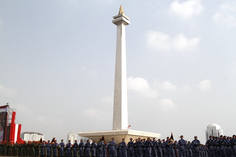 Presiden Jokowi hadiri HUT TNI ke-78 dan menjadi Inspektur Upacara didampingi Panglima TNI Laksamana Yudo Margono (Ashar/SinPo.id)