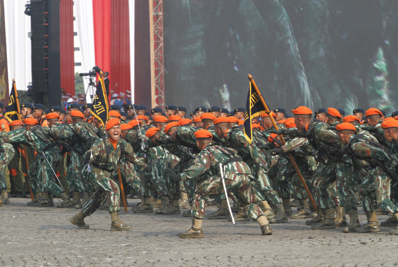 Presiden Jokowi hadiri HUT TNI ke-78 dan menjadi Inspektur Upacara didampingi Panglima TNI Laksamana Yudo Margono (Ashar/SinPo.id)