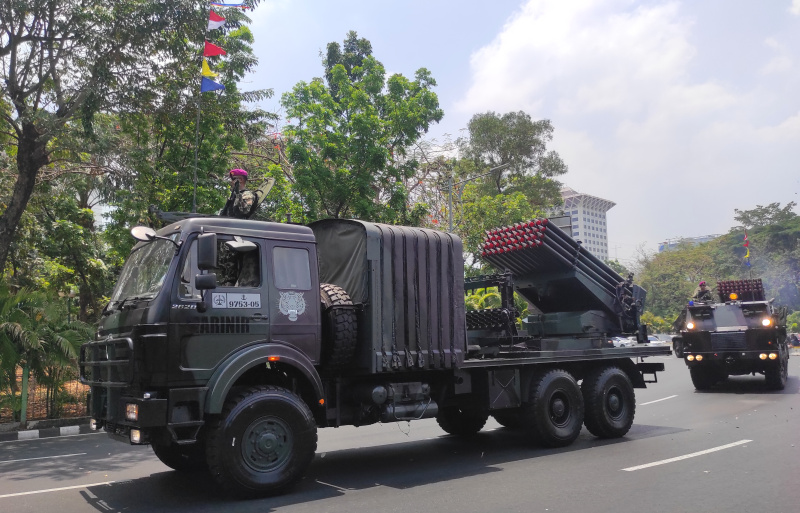 Presiden Jokowi hadiri HUT TNI ke-78 dan menjadi Inspektur Upacara didampingi Panglima TNI Laksamana Yudo Margono (Ashar/SinPo.id)