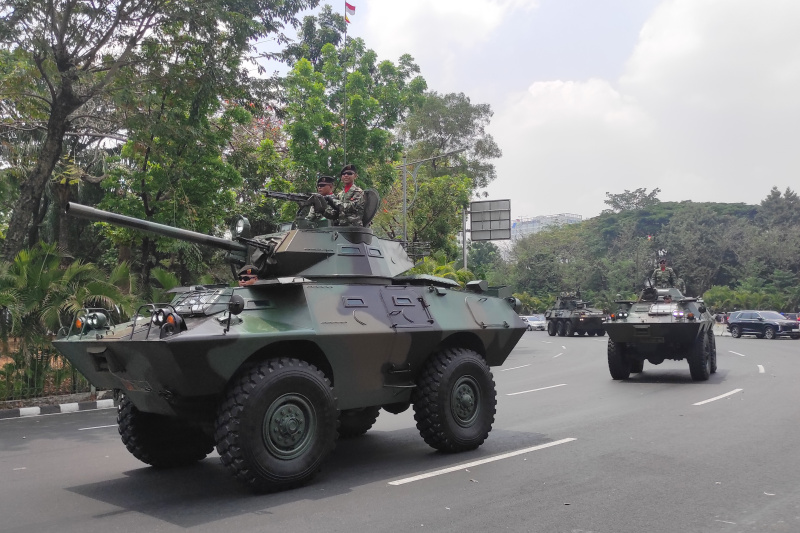 Presiden Jokowi hadiri HUT TNI ke-78 dan menjadi Inspektur Upacara didampingi Panglima TNI Laksamana Yudo Margono (Ashar/SinPo.id)